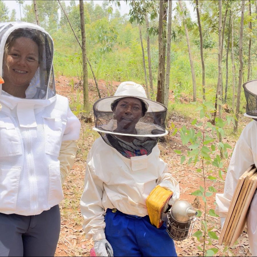 Les apicultrices sur le terrain / Beekeepers on the field.